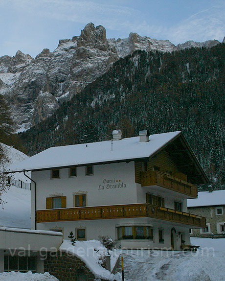 Garni La Grambla seitlich aus gesehen Wolkenstein foto