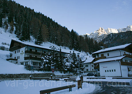 Oldali felvetel a pralong hotelrol selva gardenaban foto